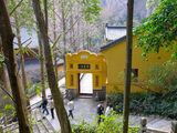 雁荡山灵岩禅寺，北宋名寺，奇峰环绕，兼具佛教禅意与山水意境。