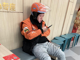 餐厅外等候的外卖小哥