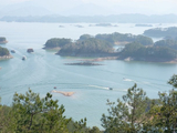 千岛湖梅峰岛观景平台俯瞰千岛湖美景，极为梦幻。