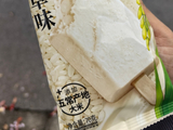 冰辻五常大米香草冰淇淋，德芙生巧抹茶冰淇淋，光明香蕉脆皮雪糕