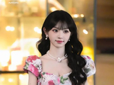 田曦薇穿碎花裙甜美娇俏皮肤白皙