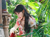 田曦薇穿碎花长裙笑容甜美