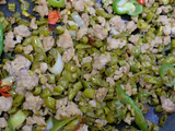 盒马酸豆角炒肉沫PK酸豆角肉末酱，胜者是谁？