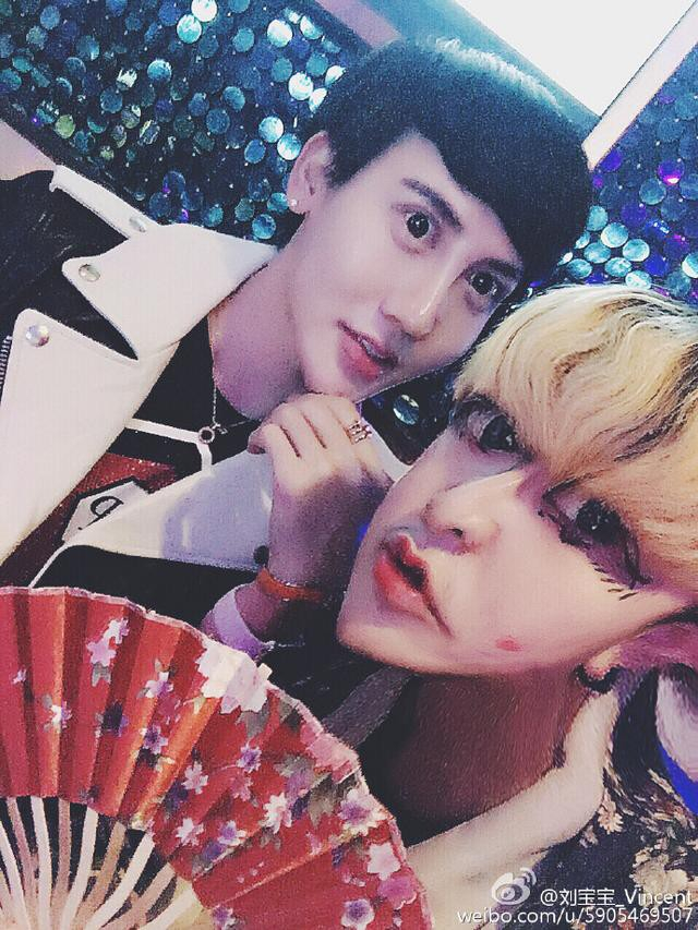 刘梓晨女友亚美只只晒素颜照，胸口是怎么回事？