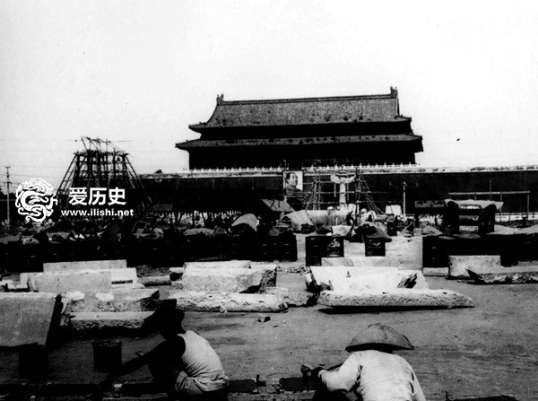 天安门城楼上挂过哪些伟人像?最多一次挂了9人_新浪新闻