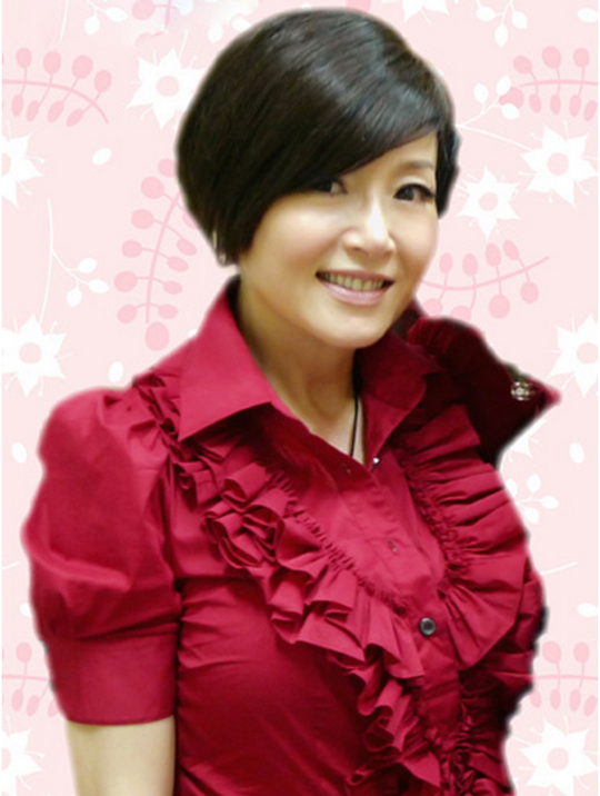 恬妞是香港老牌影星,生于戏剧之家,父亲朱少龙是知