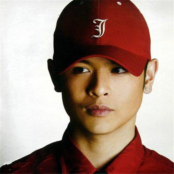 侧田为什么总是戴帽子 歌手侧田退出香港歌坛內幕揭秘_新浪新闻