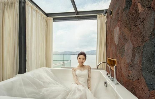 过去,在广州恒大时期,李帅的老婆周伊凡,就被赞是颜值第一.