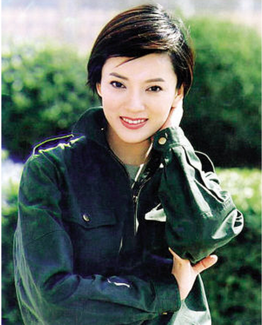 她是香港一代乳神,拍三级片成名,如今成红色导演|_新浪娱乐_新浪新闻