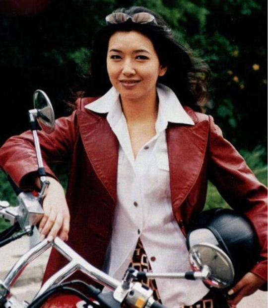 江珊生于一个文艺世家,他的父亲是知名演员,编剧江怀延,受父亲的影响