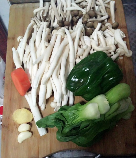 准备食材:海鲜菇,鸡尾菇,白玉菇,胡萝卜,青椒,油菜,葱姜蒜洗净切好
