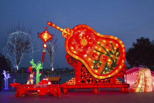 中国的情人节 带着爱侣赏花灯