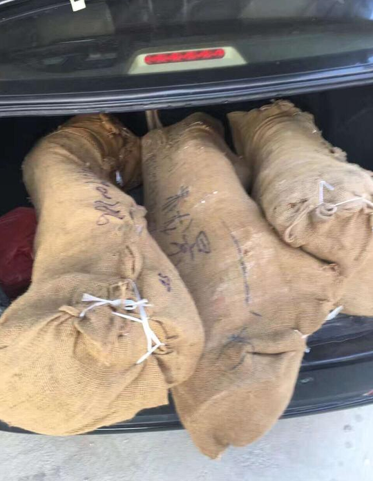 看上图的后备箱那三麻袋原料,可以说是一麻袋20多万,谁知道能这么拉