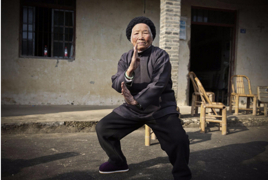 出生于武学世家,三四岁开始习武,90年来,张荷仙勤练不辍,尤以拳,腿,棍