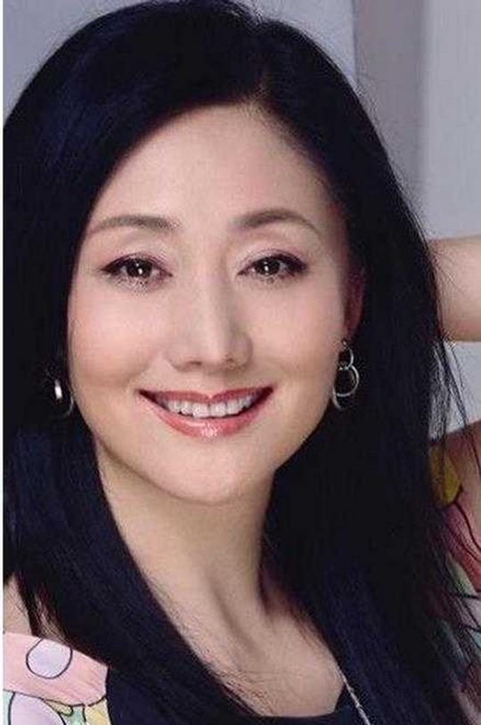 娟子,本名赵丽娟,虽参演了近百部影视作品,但大多数时候都是"绿叶"