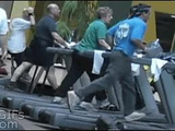 爆笑GIF：跑着跑着，裤子就掉了，脸丢大了！