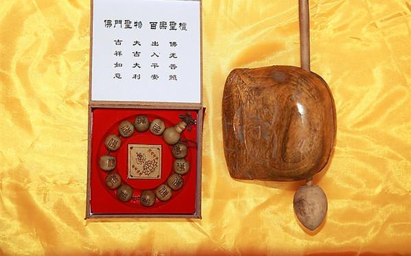 佛教寺院中使用的木鱼分为两种