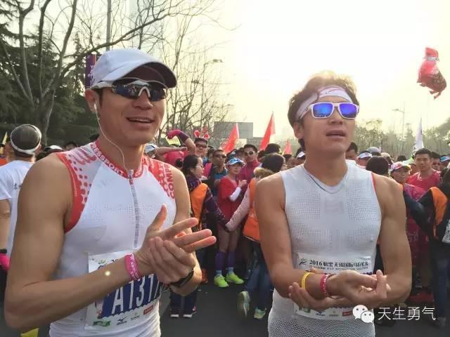 子尘跑步的时候带着耳机