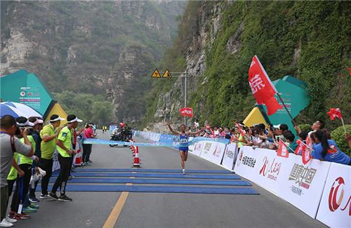 男子组冠军聂登宇终点冲刺&nbsp;李山泽摄