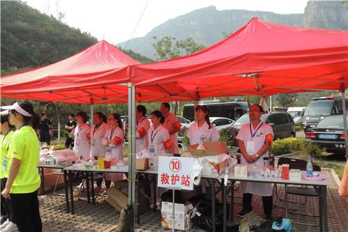 赛道终点处的医护人员