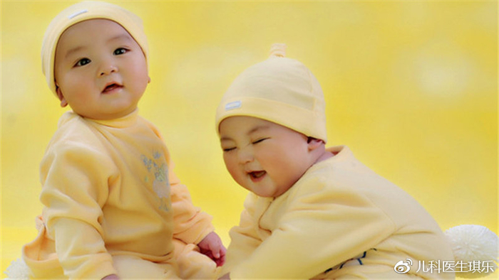 怎样预防宝宝出现吐奶的症状？￼