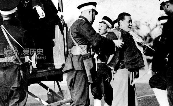 民国被押赴刑场执行死刑的毒贩 有人露出诡异微笑