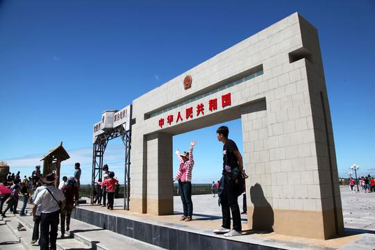 中国陆路口岸最大的国门 庄严的满洲里国门