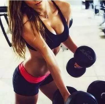 “悄悄地去努力，然后等变厉害之后，蹦出来把曾经看不起自己的人吓一大跳，才是你现在需要当作目标的事。