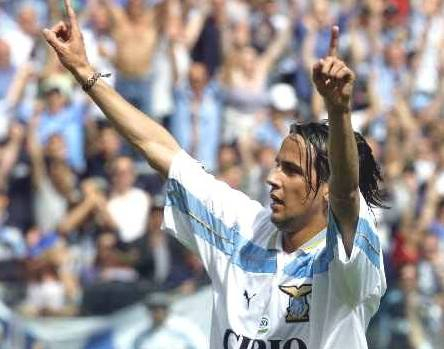 (图)和哥哥不同，大因扎吉选择了红热的红黑军团，而小因扎吉选择了飘逸的蓝鹰军团&nbsp;