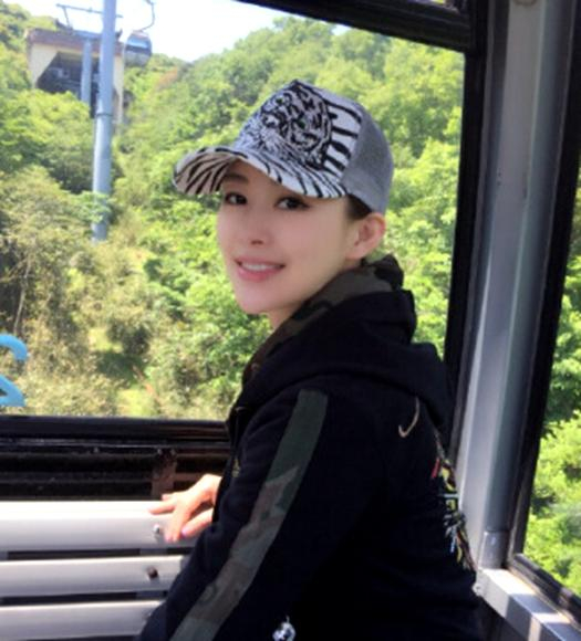 潘晓婷竞赛期间展示出来的超高竞技艺力，令人叹服，特别是她那一杆进洞的绝活，总是让世界各路强手纷繁败下阵来。一招鲜吃遍天。