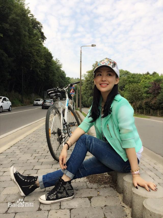 潘晓婷曾经将一杆进洞的神技演绎得出神入化，并稳坐世界九球天后的宝座，只是34岁的潘晓婷照旧坚持独身，让外界颇为遗憾。