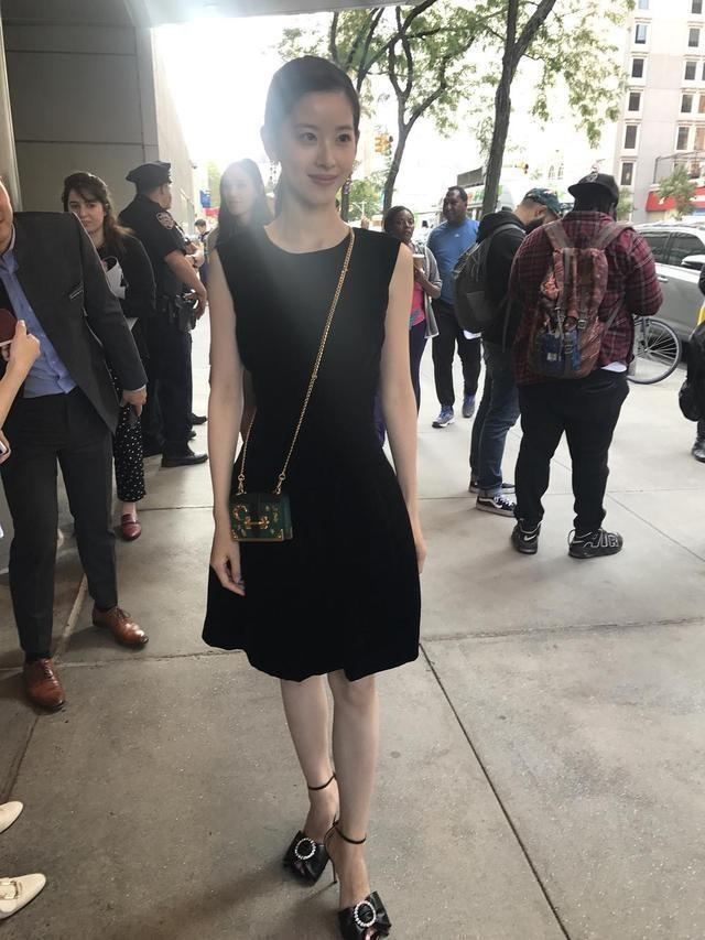 章泽天的好衣品都是钱砸出来的,不过她的鞋子土到爆,毁了一身!