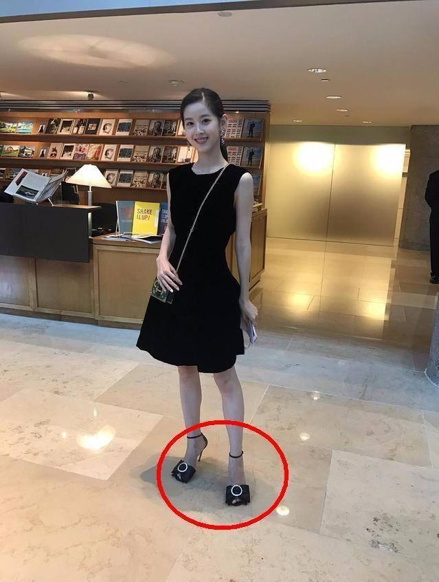 章泽天的好衣品都是钱砸出来的,不过她的鞋子土到爆,毁了一身!