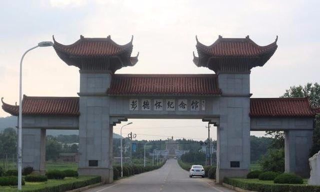 卧虎山上双虎对峙，乌石峰下马头墙门，实拍彭德怀故居纪念园