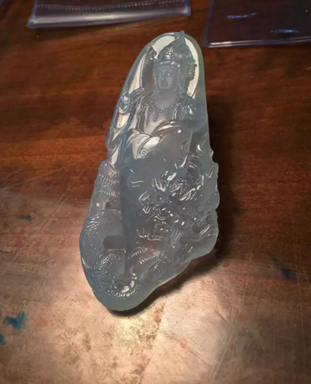 整件作品非常大气，雕工也是一流的。