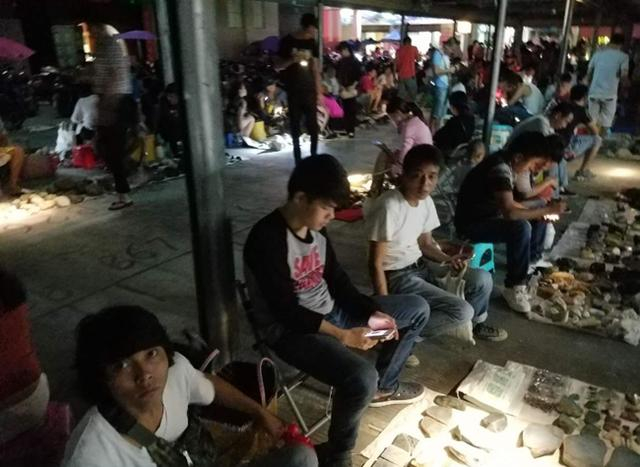 小编陪着李老板在德龙珠宝城的夜市里逛了一大圈，小编脚软了。