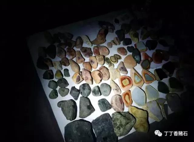 第二天小编直接带李老板挑选翡翠明料去了，下面这块就是李老板看上的翡翠明料。