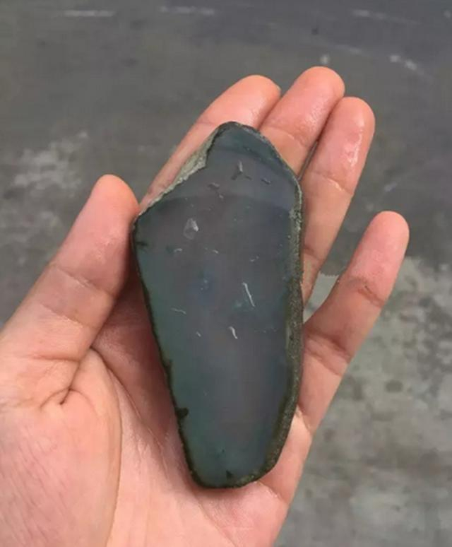 赌石行业流传一句“十擦九涨，十解九垮”，看看这块明料，种水蛮好的料子，达到冰种了。