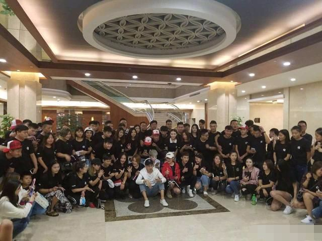 还因为杨幂称呼天佑为喊麦哥,还引爆了天佑的粉丝纷纷前去杨幂的微博