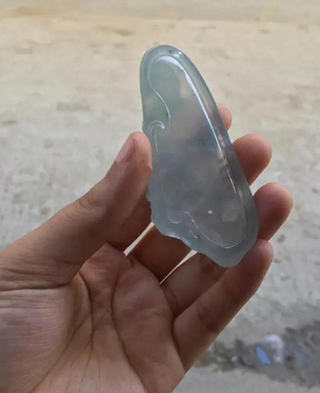 因为这块料子没有裂，所以背面就选择了留白设计。