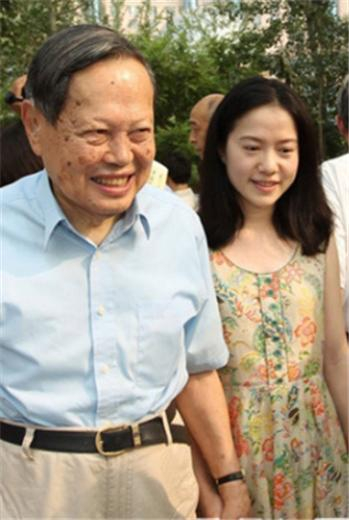 看了杨振宁前妻照片,怪不得杨振宁的子女会让28岁的翁帆嫁入杨家