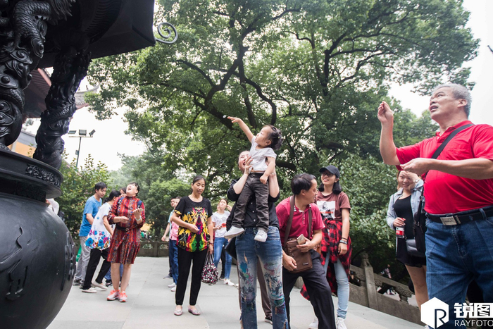 这几天去寺庙小心被钱“砸”中 大批游客在扔钱 外国游客跟着扔