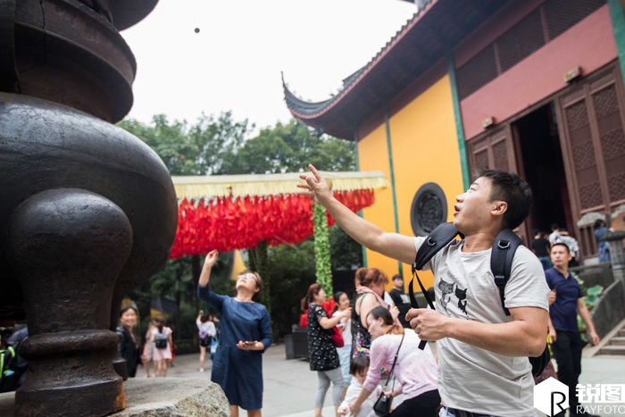 这几天去寺庙小心被钱“砸”中 大批游客在扔钱 外国游客跟着扔