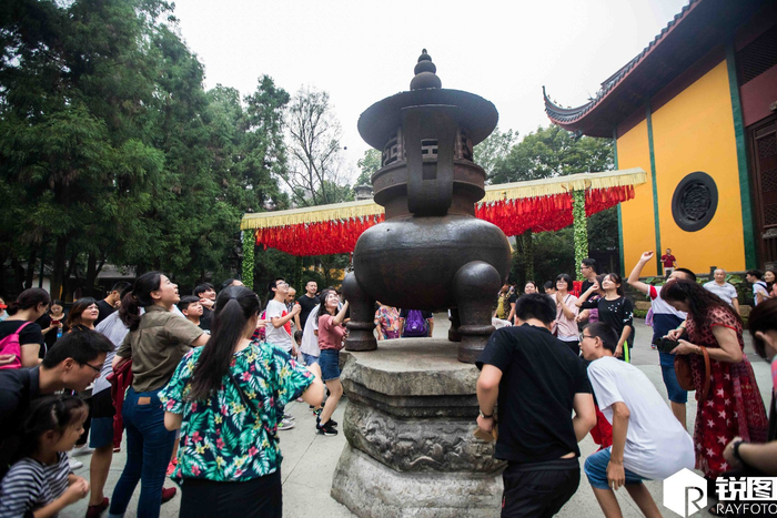 这几天去寺庙小心被钱“砸”中 大批游客在扔钱 外国游客跟着扔