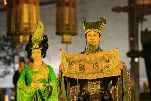 中国历代的圣旨都很精美，只有这位皇帝的圣旨太土了