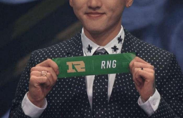 LOL: 八强分组抽签, 冷少Icon一身大牌穿着成为了焦点_新浪新闻