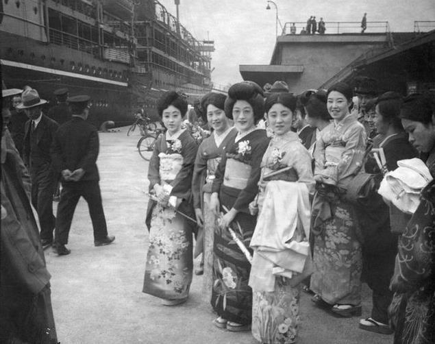 老照片:民国时代的上海,有不少日本艺妓在街头行走