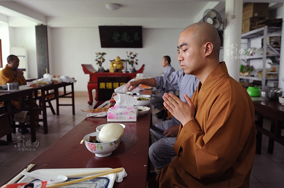 寺庙里的和尚一日三餐,是不是和你想象中的不一样?|寺庙|和尚|小和尚|荤菜|清淡_新浪新闻