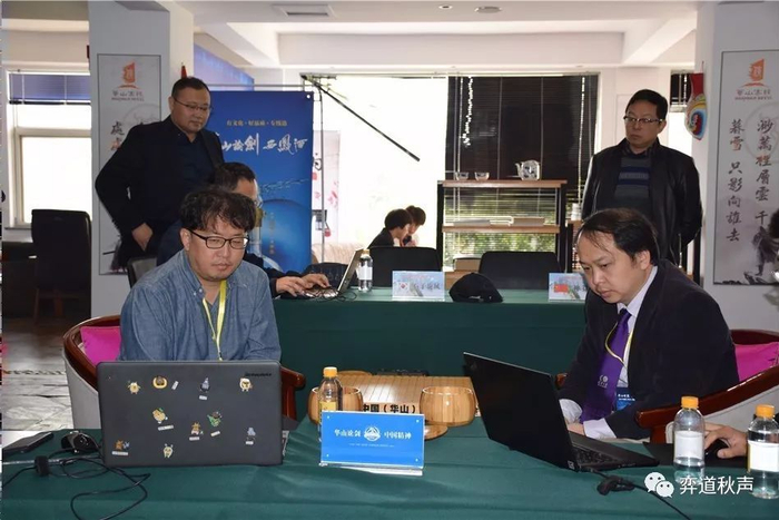 石子旋风（左）对战神算子