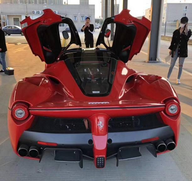 法拉利拉法是法拉利最新的混动旗舰车型,和保时捷918,迈凯伦p1并称为